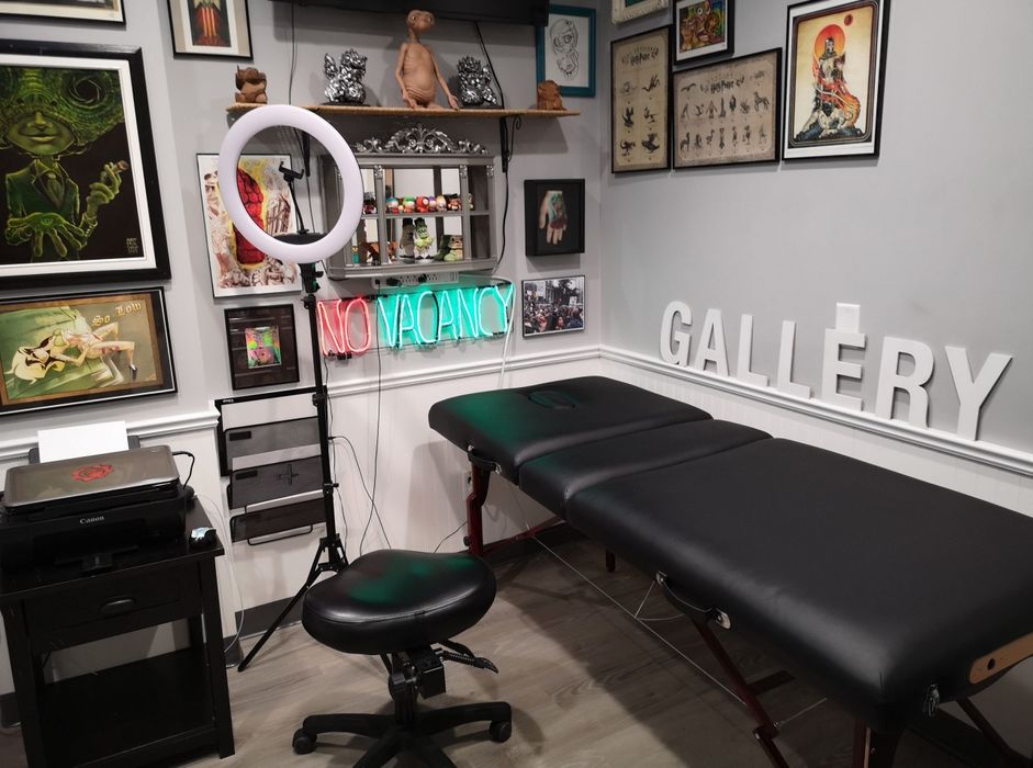 I'm renting out a tattoo studio space in Ferreiras64750299865218120