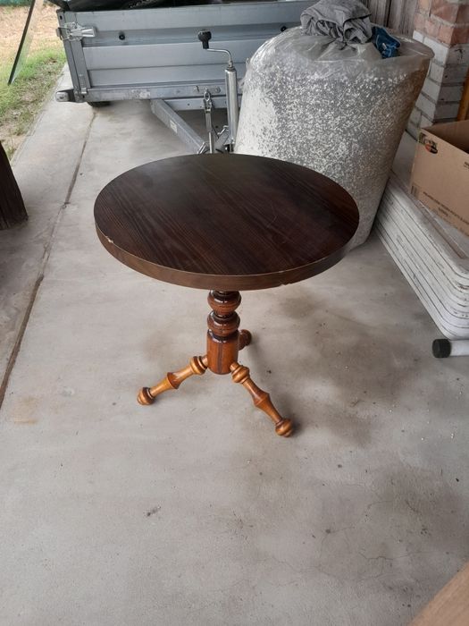 Okrągły stolik na drewnianej podstawie.
