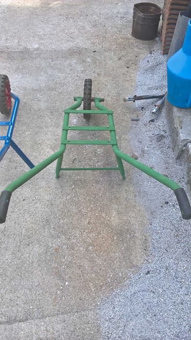 2 carros de mao para decoraçao de jardim