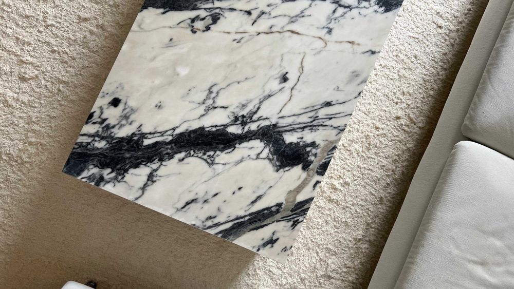 Tiger-skin marble coffee table — elegant design64585758430723124