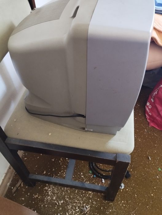 Televisão antiga a funcionar com TDT