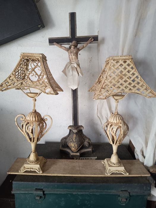 Dois castiçais e cruz
