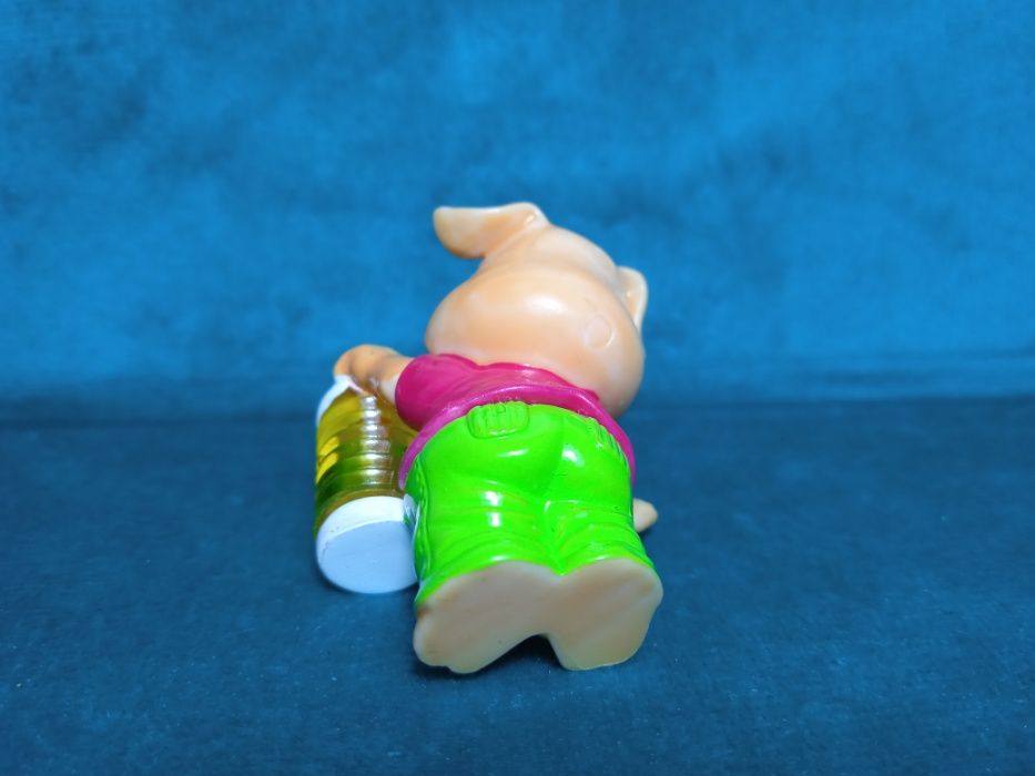 Фигурка киндер из коллекции свинки 2000 г