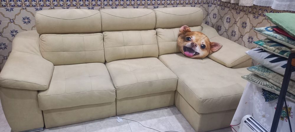 Sofá chaise-long , tem 2,50cm  em Neobook . Pouco uso.