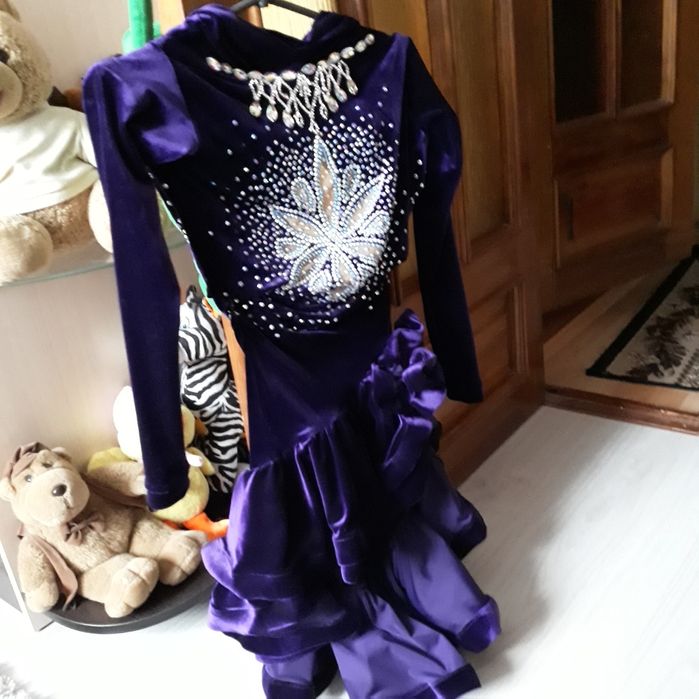 Латина ,продаю платье на худенькую девочку