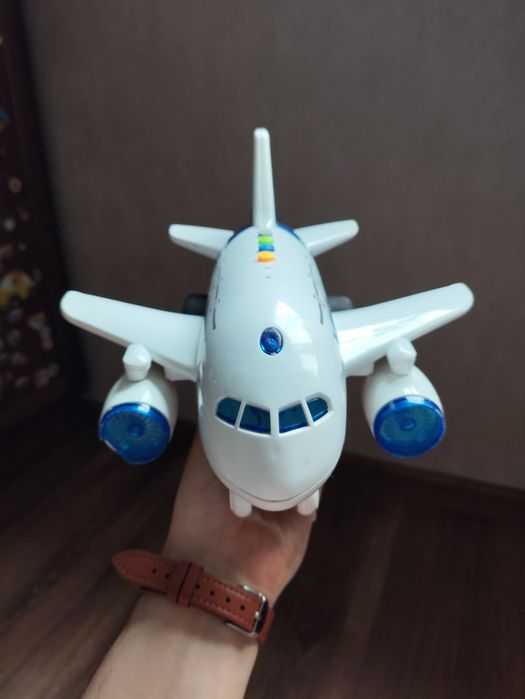 Продам дитячий літак на батарейках музичний