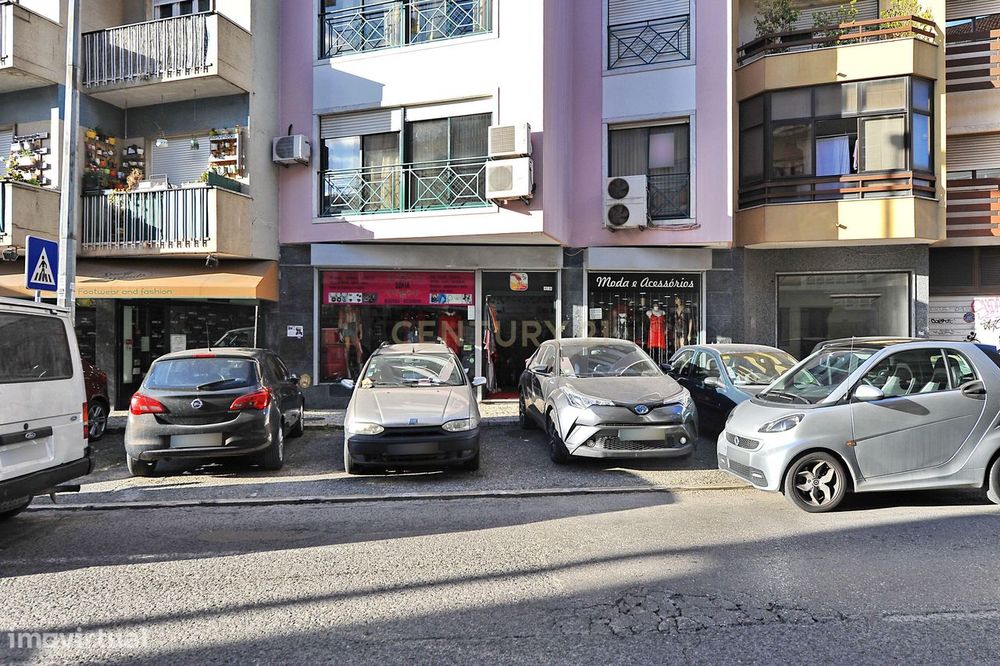 Venda de Loja bem conservada com 194m2 muito bem localizada em Queluz