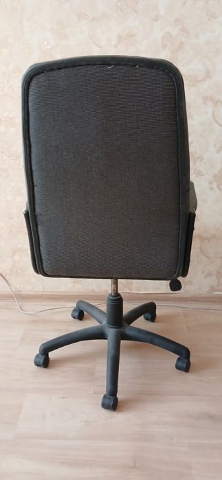 Продаю офісне крісло велике