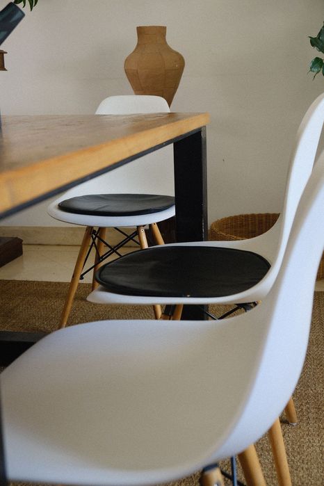 mesa de madeira con pes de ferro preto, em perfeito estado