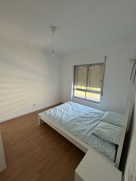 Alugo quarto de casal a 5 minutos da estação de comboio de Queluz e amadora.