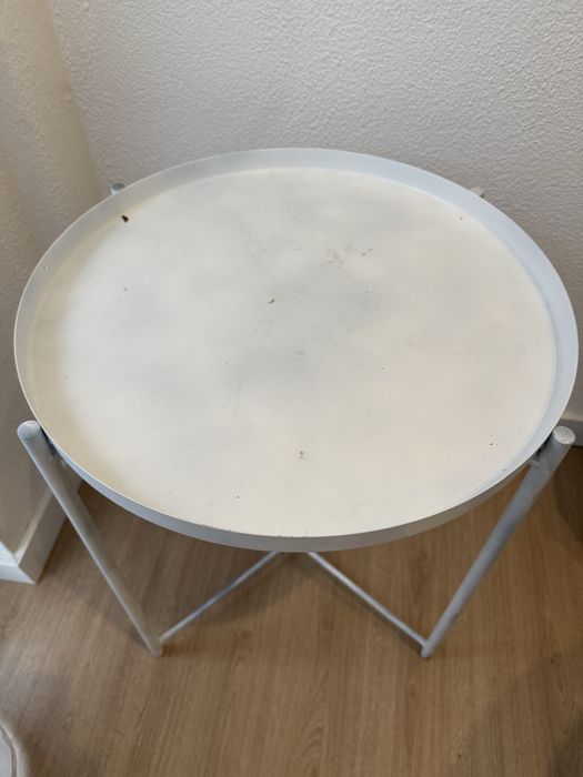 Mesa em metal branco
