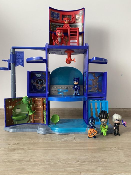 База героїв в масках.