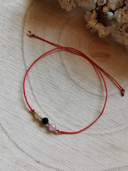Amulet szczęścia bransoletka z kamieni naturalnych na czerwonej nitce