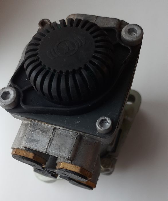 Гальмівний кран автобусів Еталон  БАЗ А 081, Ashok Leyland Е-3,E-4,Е-5