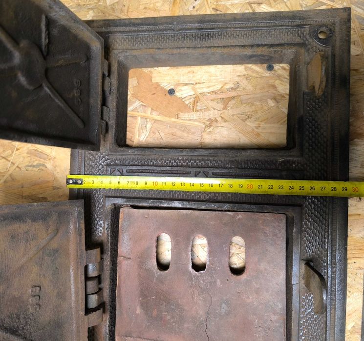 Stare żeliwne drzwiczki od pieca kaflowego