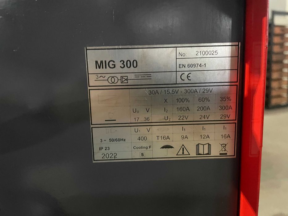 Semi automática RED STAR MIG300/4