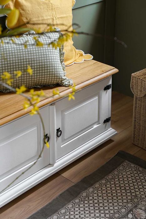 drewniana szafka na buty postarzana w stylu rustykalnym