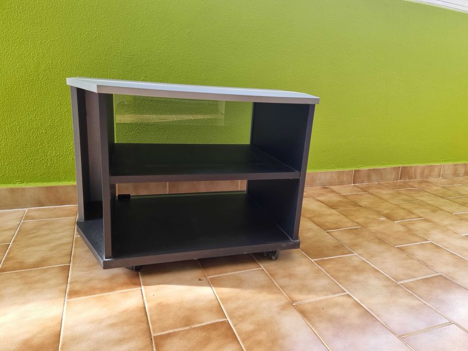 Móvel tv cinzento/preto com rodas