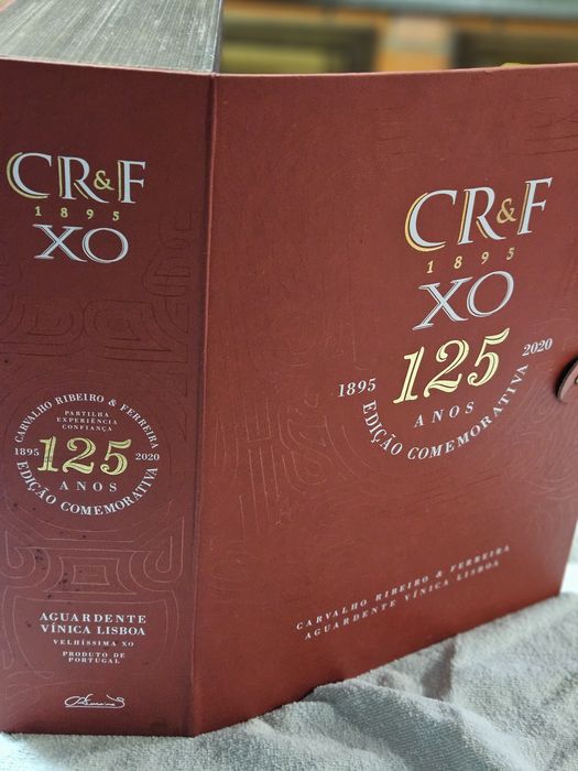 Garrafa de colecao com caixa