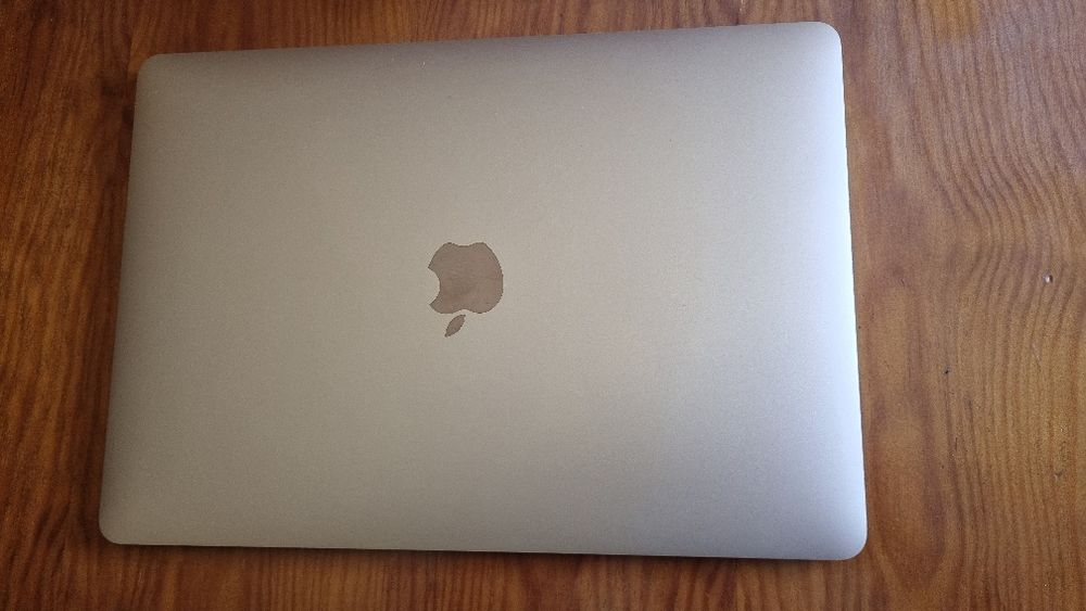 MacBook Air - Model A1932455443688426065921
