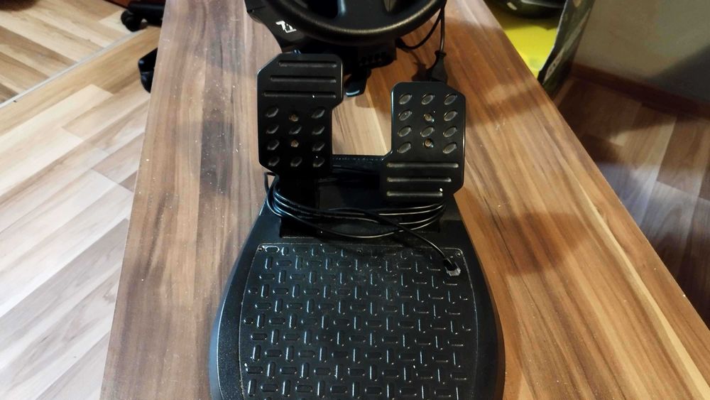 Kierownica Thrustmaster T150 Force Feedback PC / PS4 / PS5 + Pedały (Gaz i Hamulec)