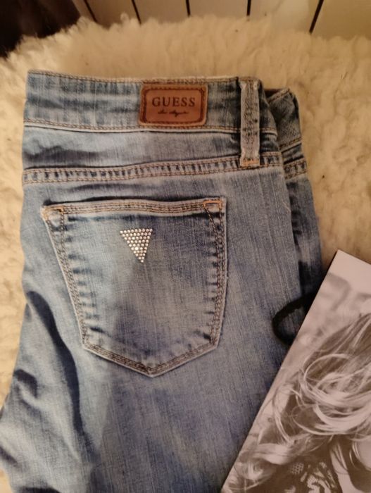 Джинсы Guess  Skinny с разрезами во внутрь хит 2026