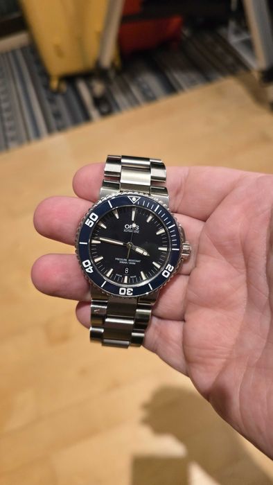 oris aquis 43mm date