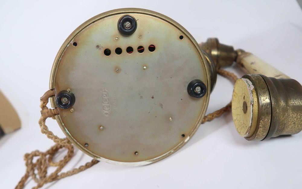 Telefone antigo em madeira e metal