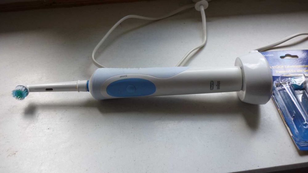 Braun- elektryczna szczoteczka do zębów+ 3 końcówki