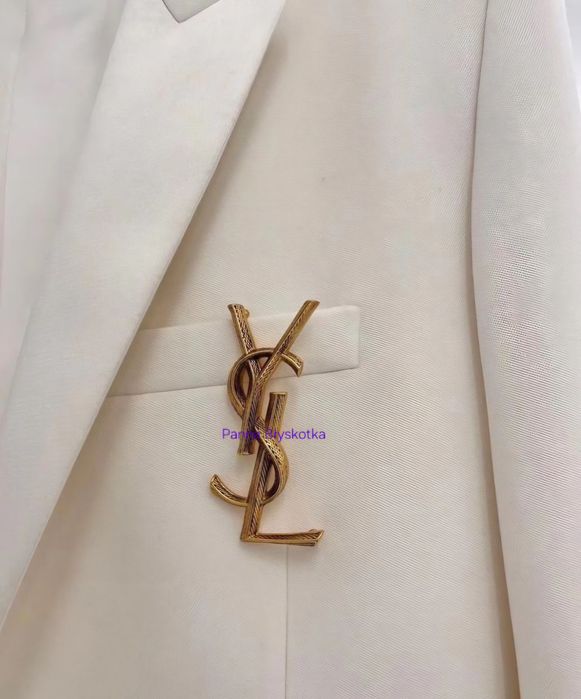 Broszka YSL – złote logo | styl old money | luksus