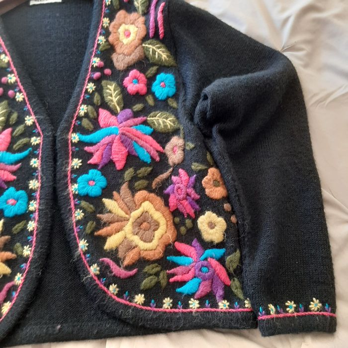 Venda de bolero todo em lazinha e bordado a mão