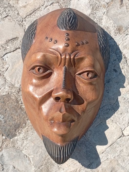 Máscaras africanas de parede em madeira