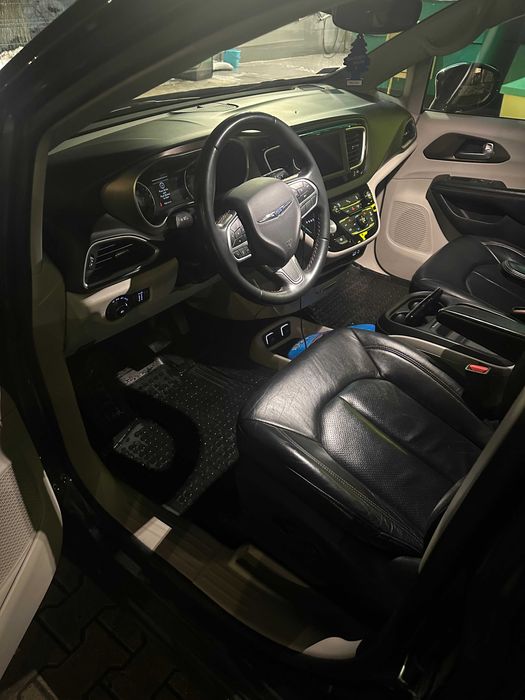 Sprzedam Chrysler Pacifica 2018 r. w idealnym stanie niski przebieg.