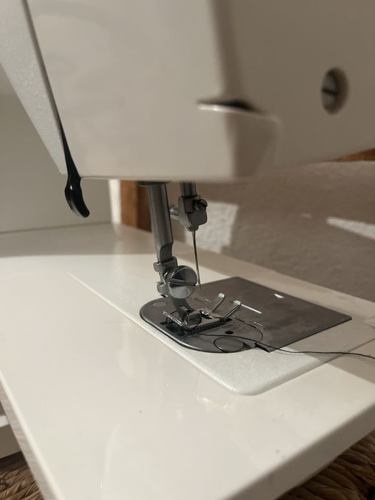 Máquina de costura SINGER com pedal