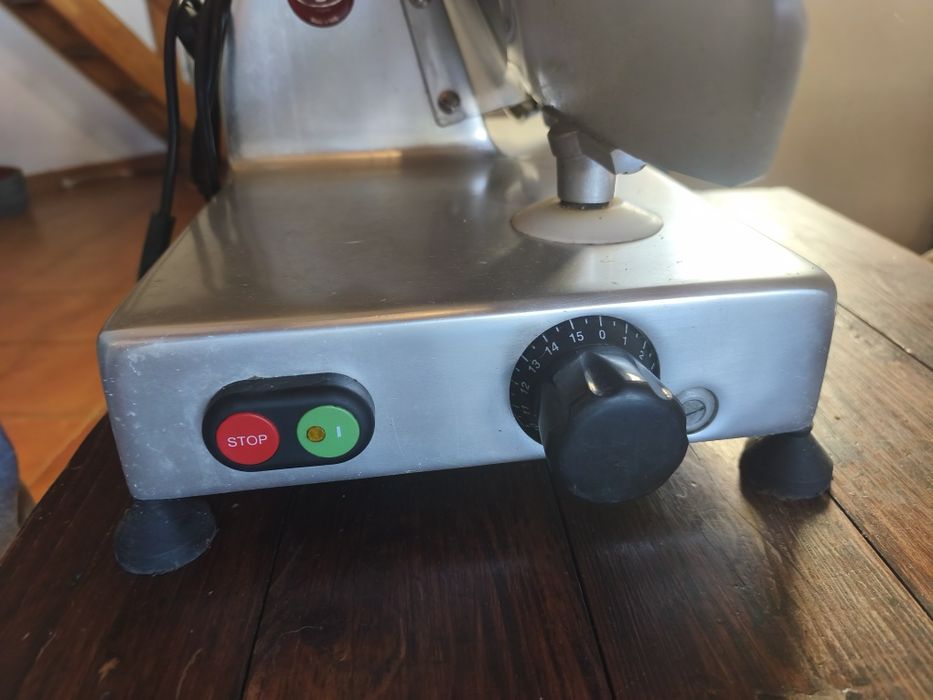 Máquina Profissional de Cortar Fiambre e Carnes em Inox – Elétrica