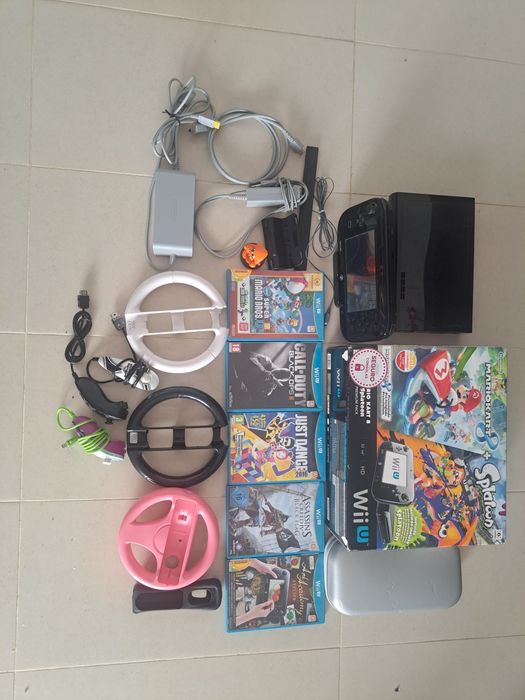 Nintendo Wii U com jogos e outros itens.