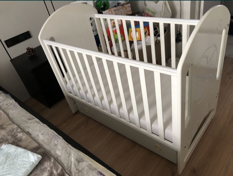 Дитяче ліжечко в білому кольорі