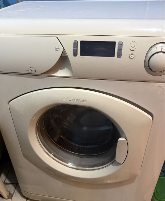 Пральна машинка Ariston.