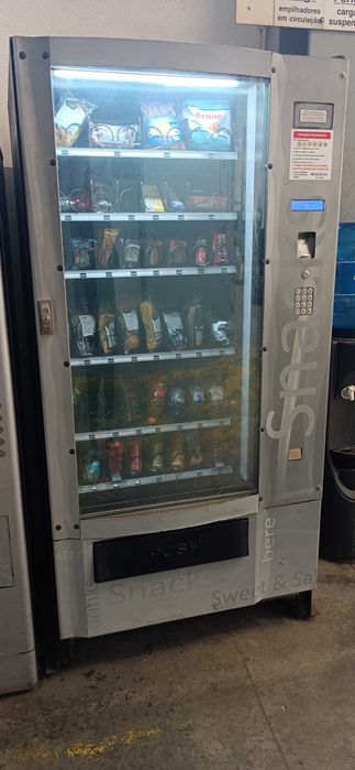 Máquina snacks vending com oferta