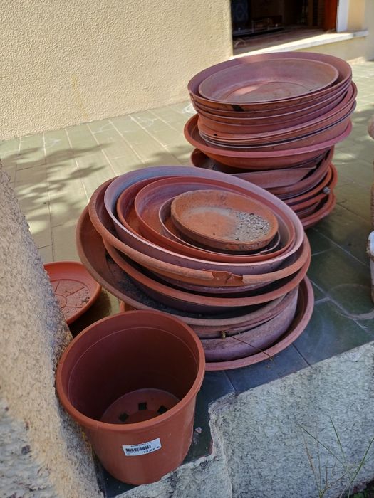 Vasos e pratos de plástico