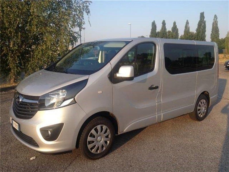 Wynajem busów 9-osobowych-automaty z 2025 roku. Dowóz na i z lotniska.