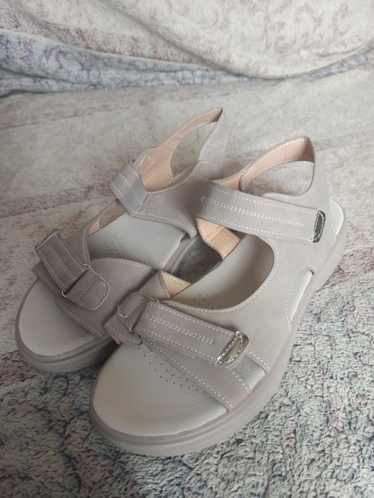 Босоніжки, сандалі на липучках