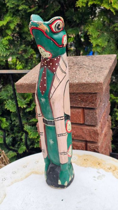 Drewniana afrykańska figurka rzeźbiona,żaba,wys.61,5 cm.