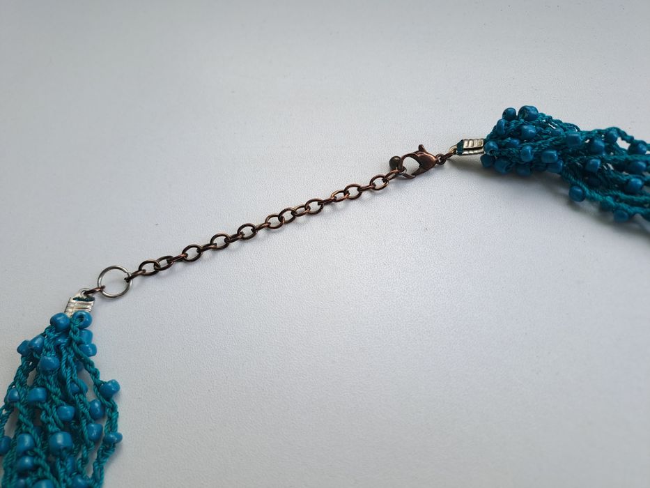 Colar de missangas azul turquesa com várias voltas