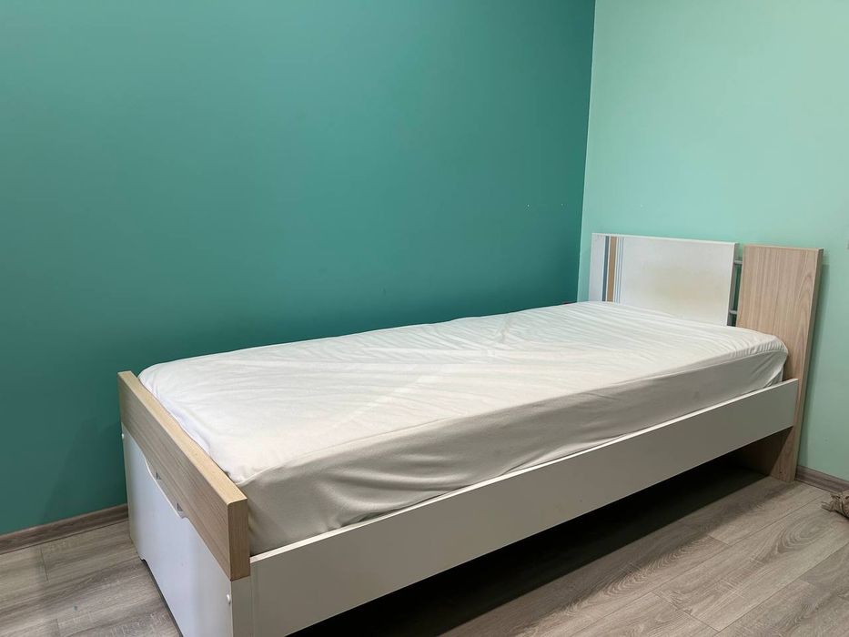 Продається якісне односпальне ліжко.