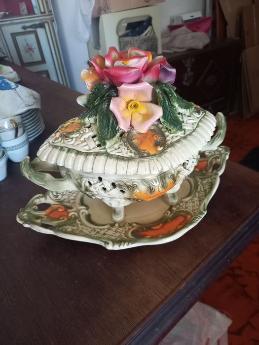 Terrina antiga de porcelana - pintada à mão