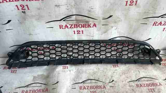 Заглушка (решетка) в бампер передний Volvo S60 10-