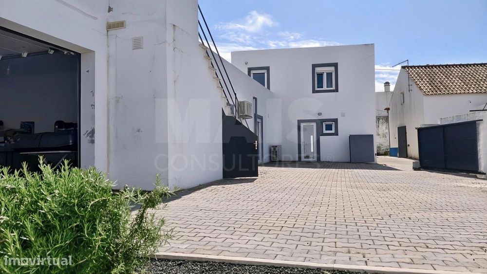 MORADIA T3 Remodelada, Mobilada c/ Suite Master, Terraço, Garagem, ...