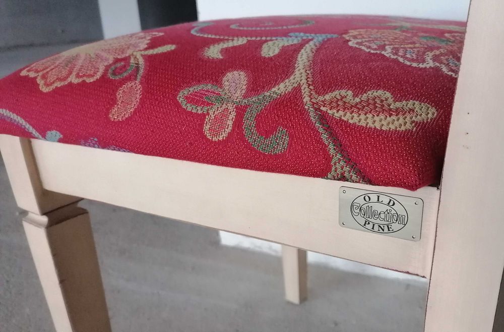 Table and 4 chairs64586359634945123