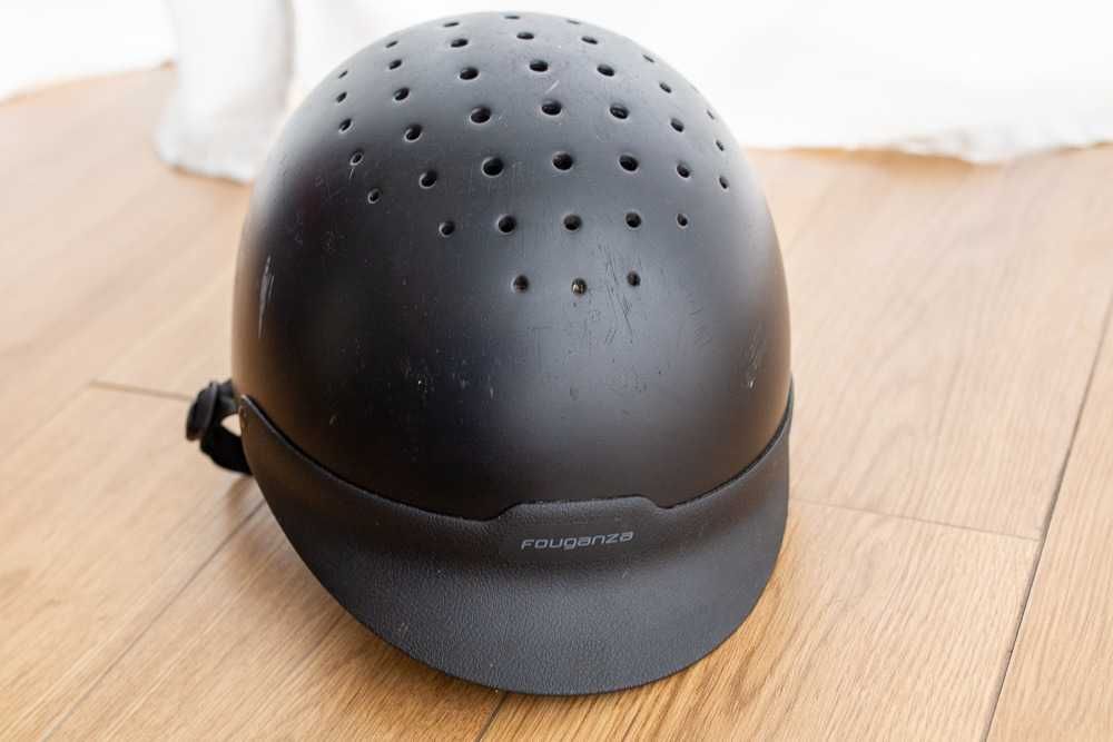 Kask, ochraniacz i skarpety jeździeckie